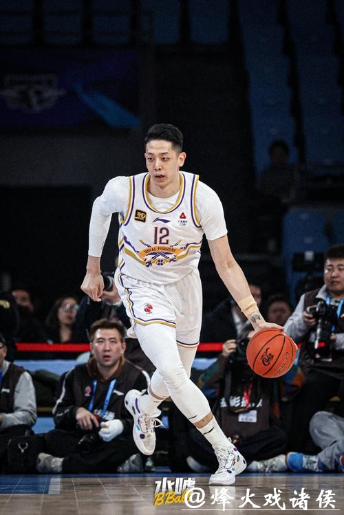 沈梓捷19+13状元12分 卢艺文26分深圳大胜上海